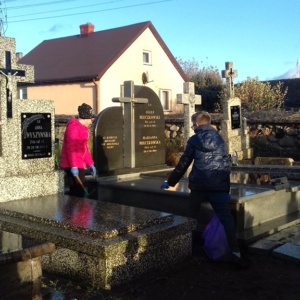 Sprzątanie mogił na cmentarzu w Radziłowie
